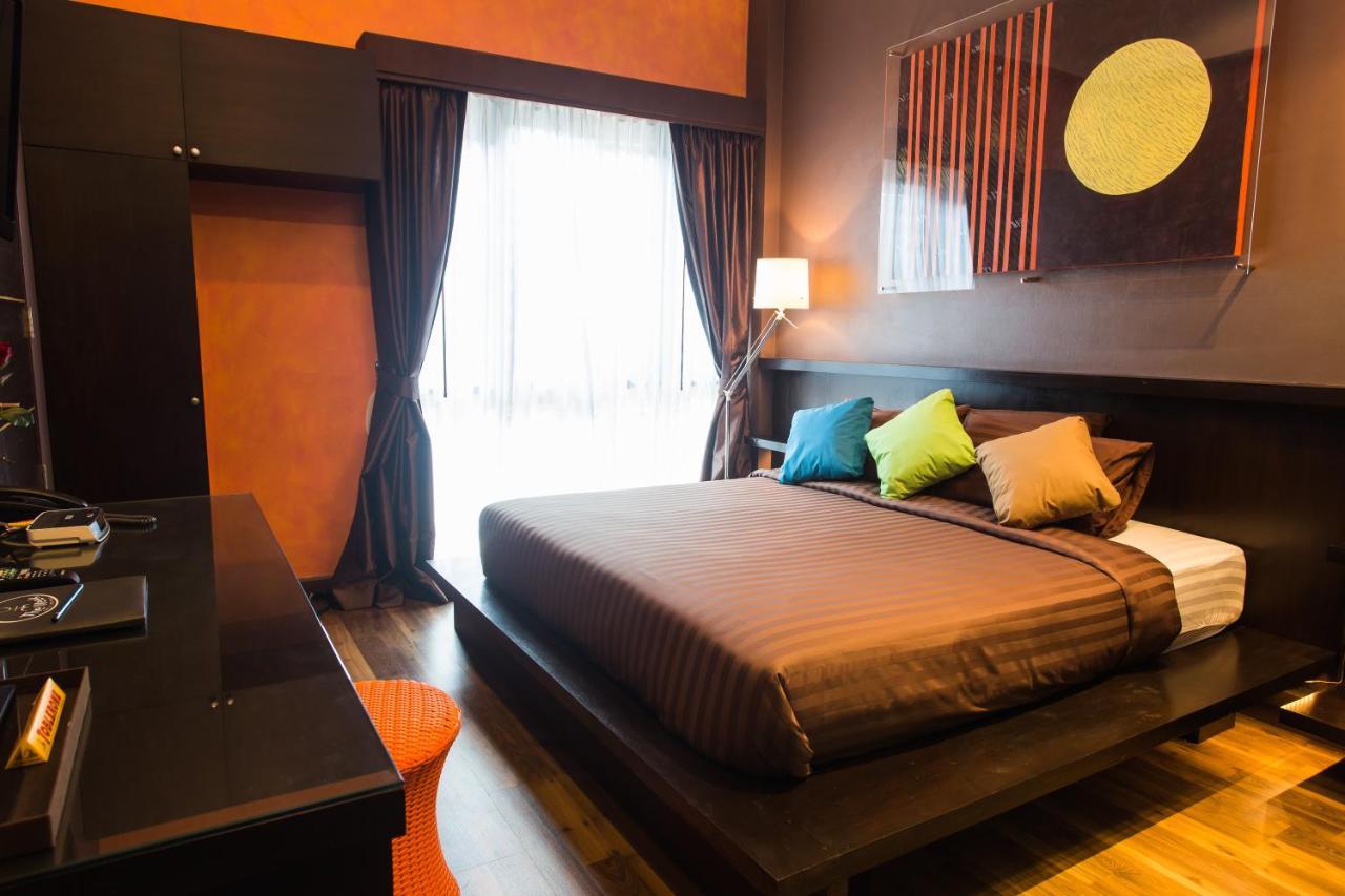 Third Rock Hostel Bangkok Bagian luar foto