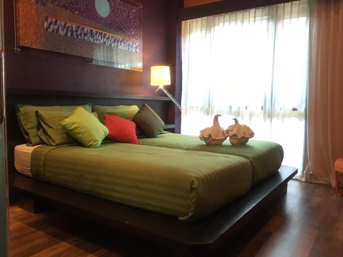 Third Rock Hostel Bangkok Bagian luar foto