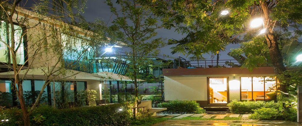 Third Rock Hostel Bangkok Bagian luar foto