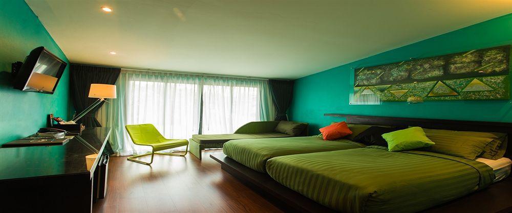 Third Rock Hostel Bangkok Bagian luar foto