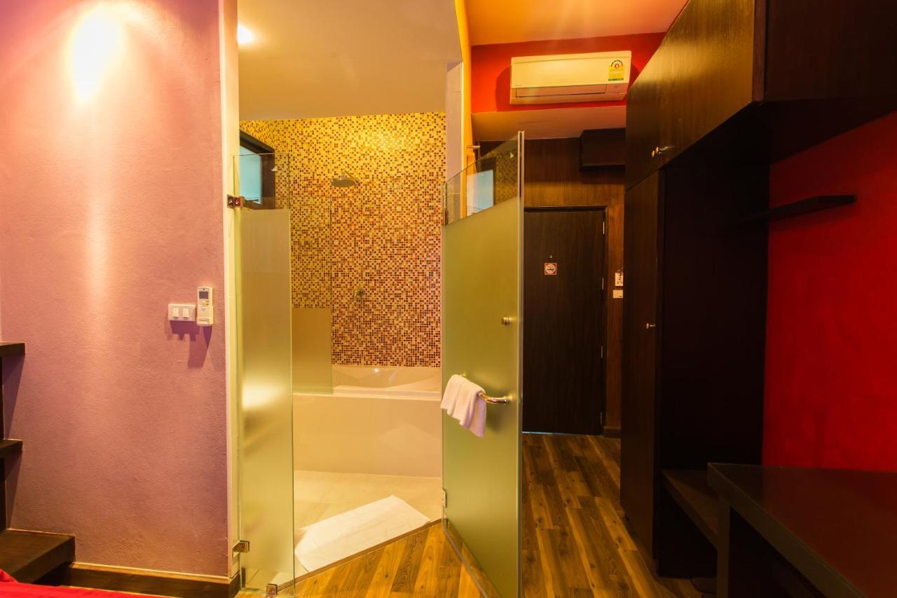 Third Rock Hostel Bangkok Bagian luar foto