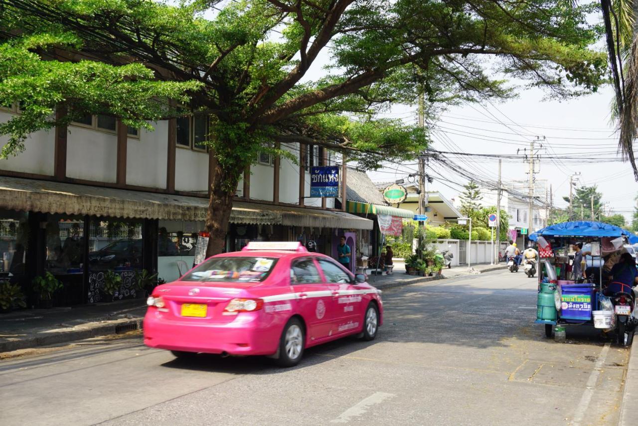 Third Rock Hostel Bangkok Bagian luar foto