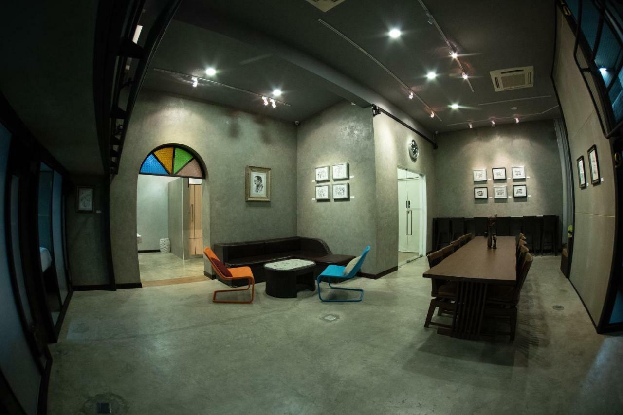 Third Rock Hostel Bangkok Bagian luar foto