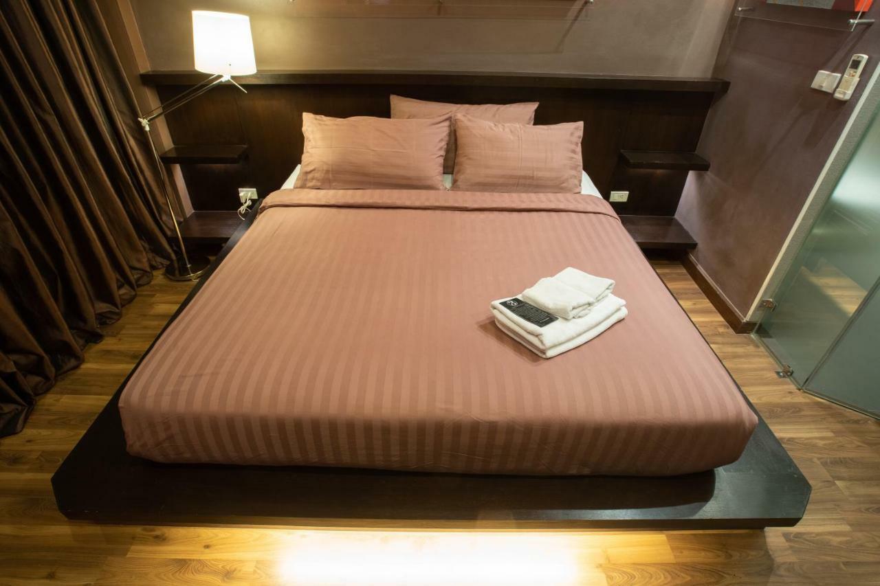 Third Rock Hostel Bangkok Bagian luar foto