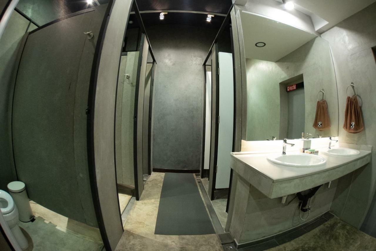 Third Rock Hostel Bangkok Bagian luar foto
