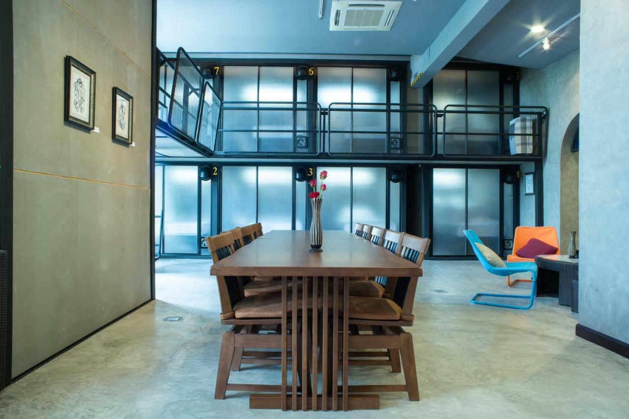 Third Rock Hostel Bangkok Bagian luar foto