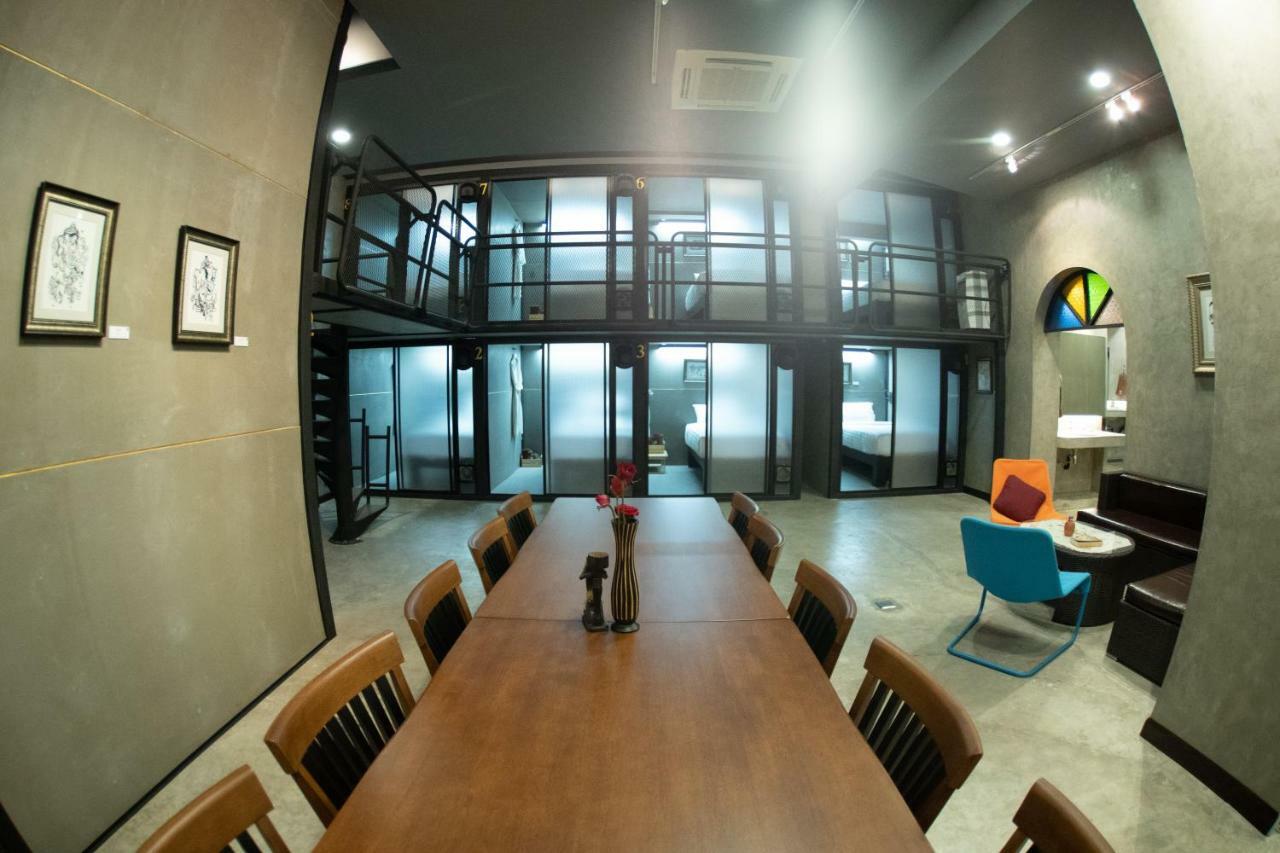 Third Rock Hostel Bangkok Bagian luar foto