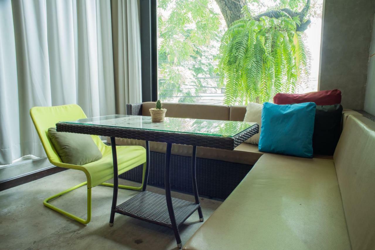 Third Rock Hostel Bangkok Bagian luar foto