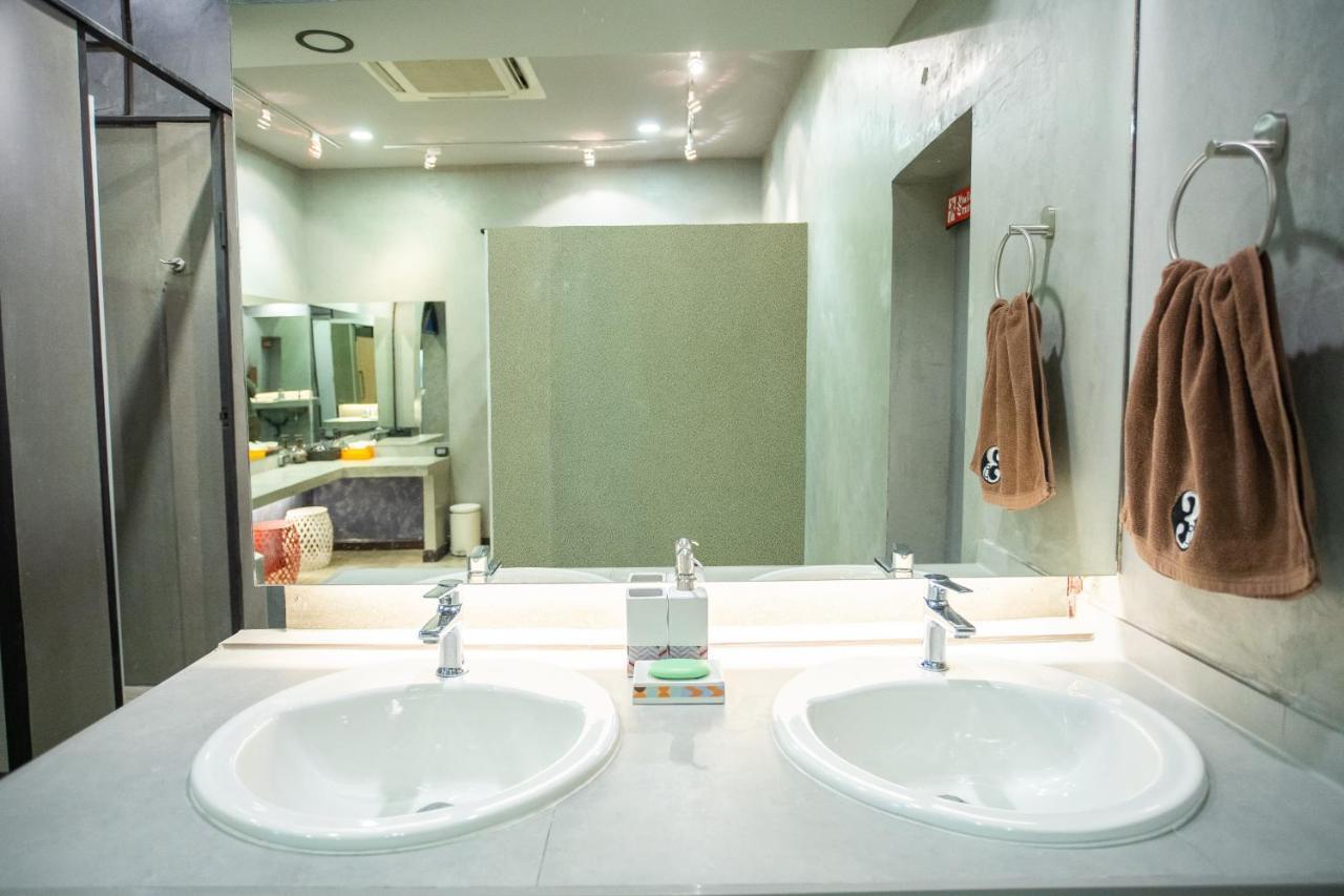 Third Rock Hostel Bangkok Bagian luar foto